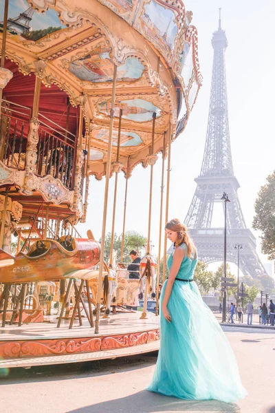 Bella Ragazza Passeggiando Parigi Accanto Alla Giostra Atmosfera Vintage Fuori — Foto Stock