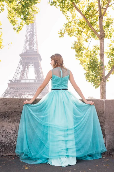 Молодая Красивая Элегантная Девушка Синем Зеленом Платье Стоит Фоне Эйфелевой — стоковое фото