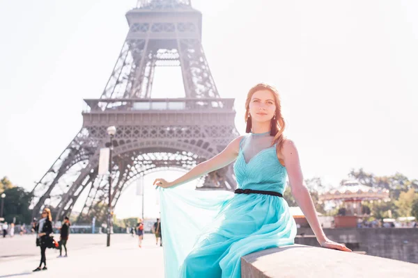Beautiful Young Woman Eiffel Tower Paris France — Stock Photo, Image