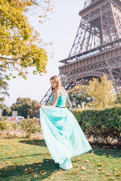 Mulher Bonita Perto Torre Eiffel Paris França — Fotografia de Stock