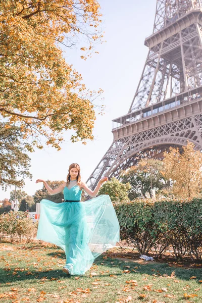 Mulher Bonita Perto Torre Eiffel Paris França — Fotografia de Stock