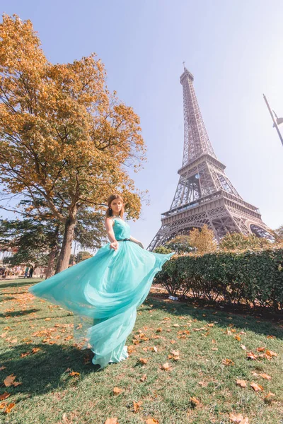 Mulher Bonita Perto Torre Eiffel Paris França — Fotografia de Stock