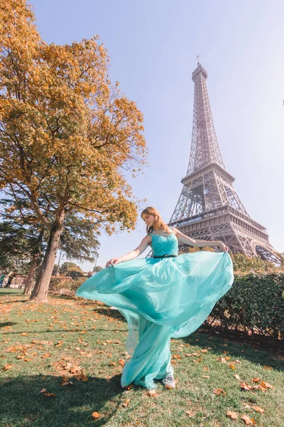 Молодая Женщина Эйфелевой Башни Париже Франция — стоковое фото