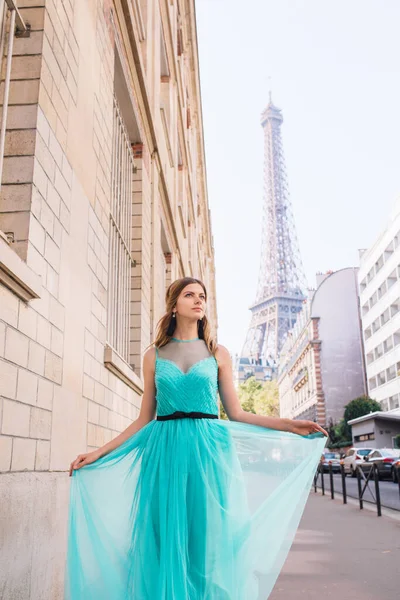 Bella Ragazza Abito Strada Con Vista Sulla Torre Eiffel Parigi — Foto Stock