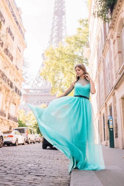 Menina Bonita Vestido Rua Com Vista Para Torre Eiffel Paris — Fotografia de Stock