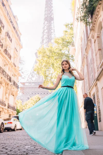 Menina Bonita Vestido Rua Com Vista Para Torre Eiffel Paris — Fotografia de Stock