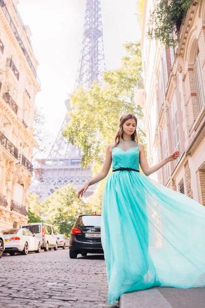 Menina Bonita Vestido Rua Com Vista Para Torre Eiffel Paris — Fotografia de Stock