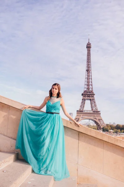 Girl Paris Green Dress Backdrop Eiffel Tower Elegant Trocadero Square — Stock Photo, Image