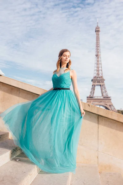 Девушка Париже Зеленом Платье Фоне Эйфелевой Башни Элегантный Площади Трокадеро — стоковое фото