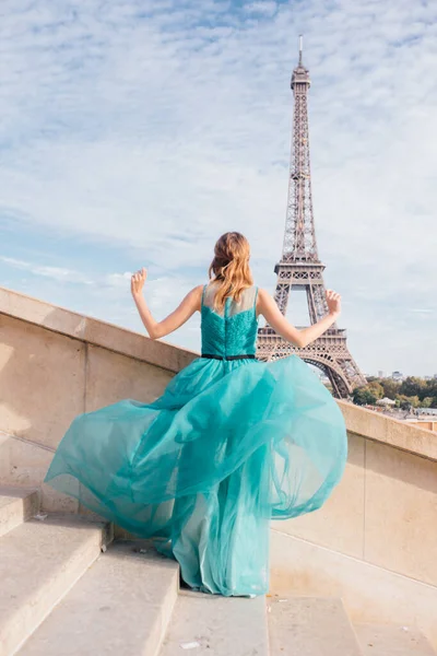 Uma Menina Paris Vestido Verde Contra Pano Fundo Torre Eiffel — Fotografia de Stock