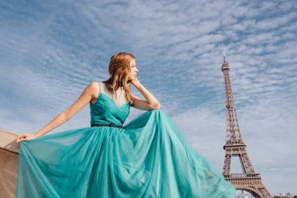 夏のトロカデロ広場のエッフェル塔のエレガントな背景に緑のドレスを着たパリの少女フランス人女性の豪華な美しい姿 — ストック写真