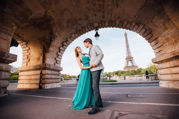 Una Pareja Romántica Amantes Reúne Cerca Torre Eiffel París — Foto de Stock