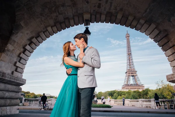 Casal Romântico Amantes Encontram Perto Torre Eiffel Paris — Fotografia de Stock