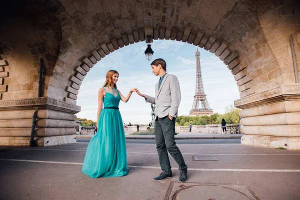 Casal Romântico Amantes Encontram Perto Torre Eiffel Paris — Fotografia de Stock