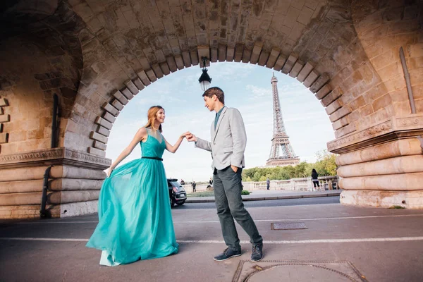 Una Coppia Romantica Innamorati Incontra Vicino Alla Torre Eiffel Parigi — Foto Stock