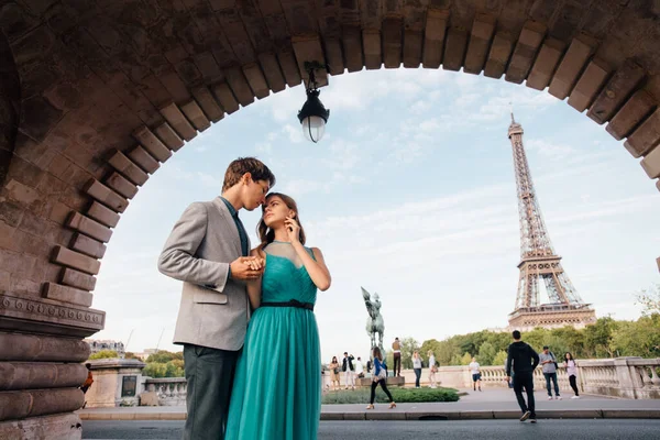 Een Romantisch Koppel Ontmoet Elkaar Bij Eiffeltoren Parijs — Stockfoto