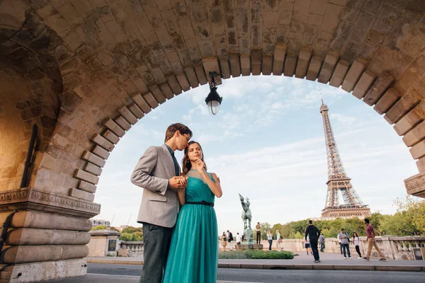 Una Coppia Romantica Innamorati Incontra Vicino Alla Torre Eiffel Parigi — Foto Stock