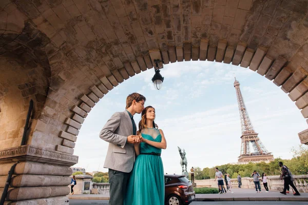 Casal Romântico Amantes Encontram Perto Torre Eiffel Paris — Fotografia de Stock