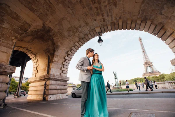 Una Coppia Romantica Innamorati Incontra Vicino Alla Torre Eiffel Parigi — Foto Stock