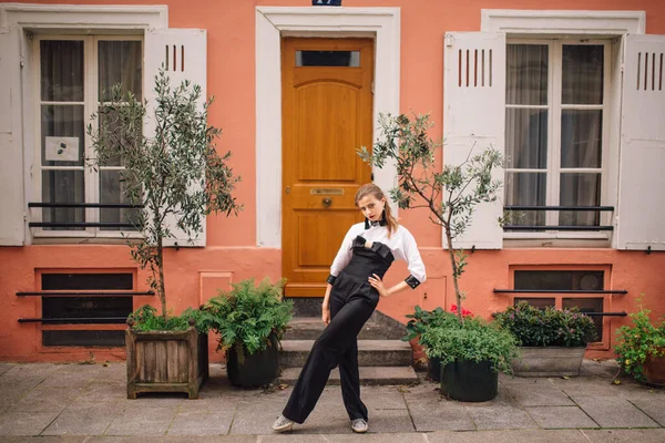 Een Mooie Jonge Vrouw Een Zwart Modieus Jumpsuit Staat Een — Stockfoto