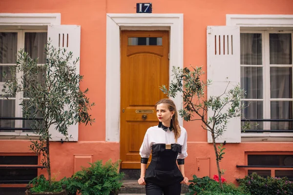 Uma Bela Jovem Mulher Macacão Preto Elegante Fica Uma Rua — Fotografia de Stock