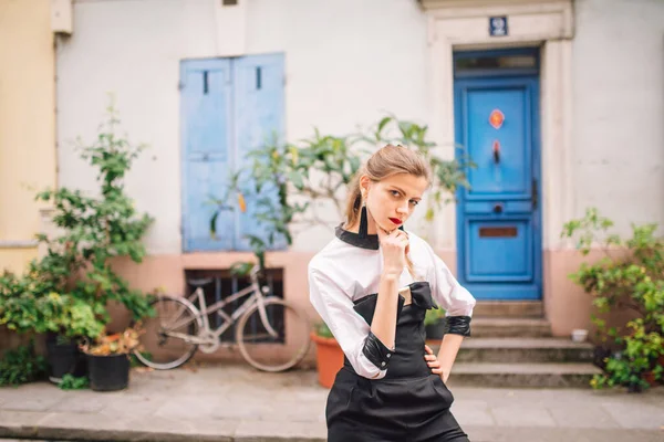 Beautiful Young Woman Black Fashionable Jumpsuit Stands Parisian Street Colorful — Stock Photo, Image