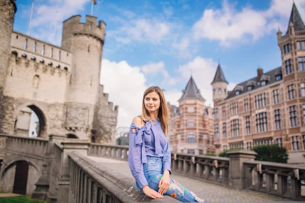 Молода Сексуальна Дівчина Прекрасним Обличчям Прекрасній Сукні Біля Замку Антверпен — стокове фото