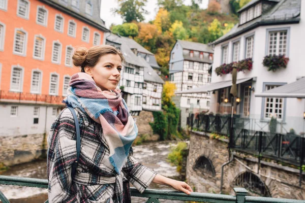 Незважаючи Вологу Погоду Одна Дівчинка Куртці Ходить Моншау Німеччина — стокове фото