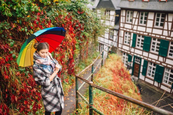 Dívka Kabátě Procházky Monschau Německo Navzdory Vlhkému Počasí — Stock fotografie