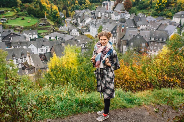 Dívka Kabátě Stojí Proti Panoramatickému Výhledu Monschau Navzdory Vlhkému Počasí — Stock fotografie