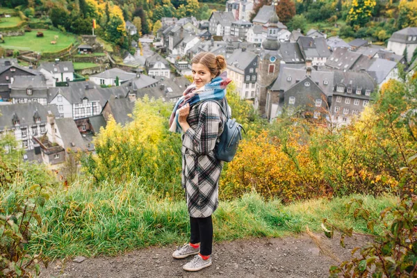 Ein Mädchen Mantel Steht Vor Einem Blick Auf Monschau Trotz — Stockfoto