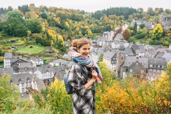 Dívka Kabátě Stojí Proti Panoramatickému Výhledu Monschau Navzdory Vlhkému Počasí — Stock fotografie