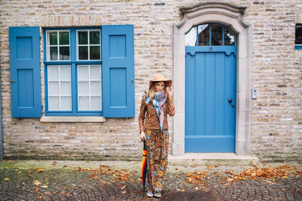 Ung Vacker Kvinna Hatt Står Framför Blå Antik Dörr — Stockfoto