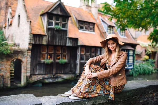 Uma Menina Está Sentada Lado Uma Fabulosa Casa Medieval Canal — Fotografia de Stock
