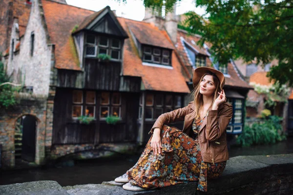Dziewczyna Siedzi Obok Wspaniałego Średniowiecznego Domu Stojącego Tuż Nad Kanałem — Zdjęcie stockowe