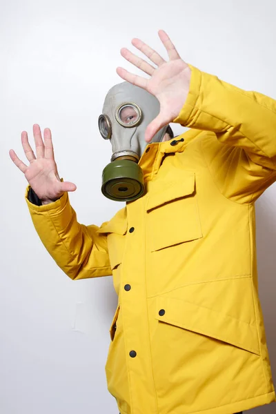 Ένας Άντρας Μάσκα Αερίων Για Αντισταθεί Στον Covid Σηκώνει Χέρια — Φωτογραφία Αρχείου