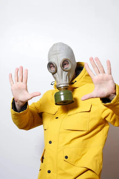 Ένας Άντρας Μάσκα Αερίων Για Αντισταθεί Στον Covid Σηκώνει Χέρια — Φωτογραφία Αρχείου