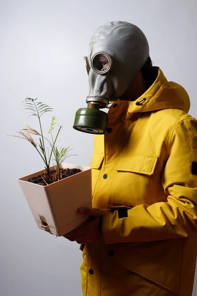 Homme Portant Masque Gaz Avec Une Fleur Main Isolé Sur — Photo