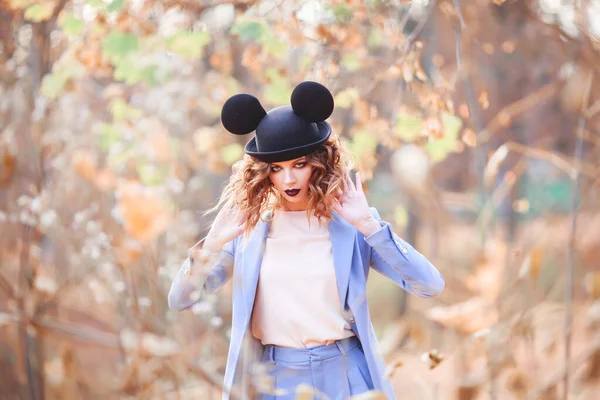 Menina Bonito Rua Chapéu Engraçado Licença Outono Orelhas Mickey Mouse — Fotografia de Stock
