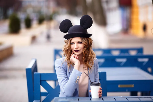 Menina Bonito Rua Chapéu Engraçado Licença Outono Orelhas Mickey Mouse — Fotografia de Stock