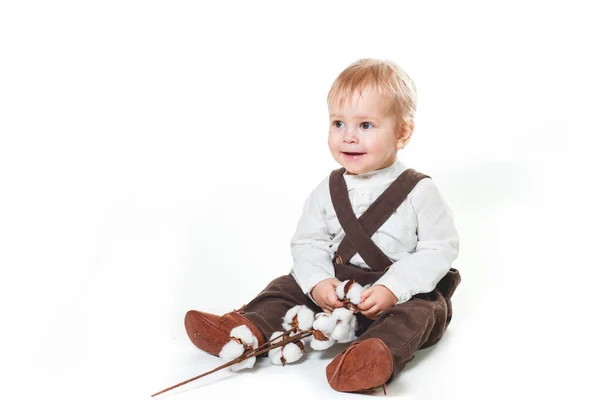 Egy Aranyos Elegáns Egyéves Fiú Fehér Vászoningben Barna Nadrágban Mosollyal — Stock Fotó