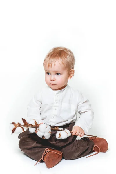 Egy Aranyos Elegáns Egyéves Fiú Fehér Vászoningben Barna Nadrágban Elgondolkodóan — Stock Fotó