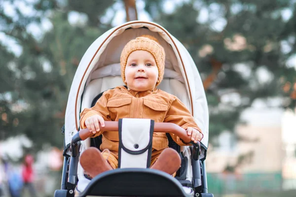 Söt Liten Vacker Gammal Pojke Sitter Och Ler Barnvagn Och — Stockfoto