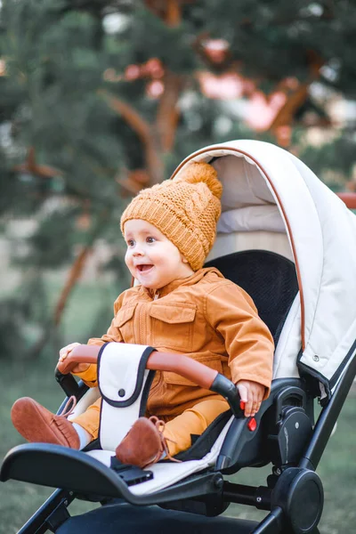 Söt Liten Vacker Gammal Pojke Sitter Och Ler Barnvagn Och — Stockfoto