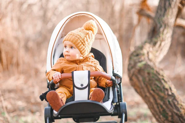 Söt Liten Vacker Gammal Pojke Sitter Barnvagn Och Väntar Sin — Stockfoto