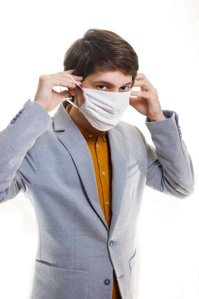 Coronavirusvirus 2020 Influensa Epidemi Man Bär Skyddande Mask Vit Bakgrund — Stockfoto