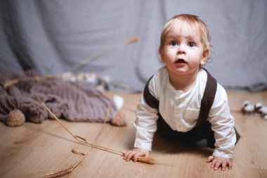Buğday dikenli, kırsal tarzda bir çocuk.