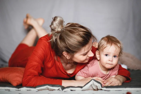 Una Joven Madre Con Hijo Pequeño Año Una Escena Cálida — Foto de Stock