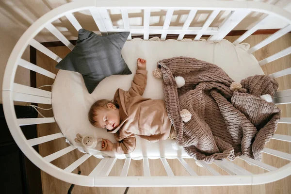 Söt Liten Årig Baby Ligger Barnsäng Medan Sover Med Windows — Stockfoto