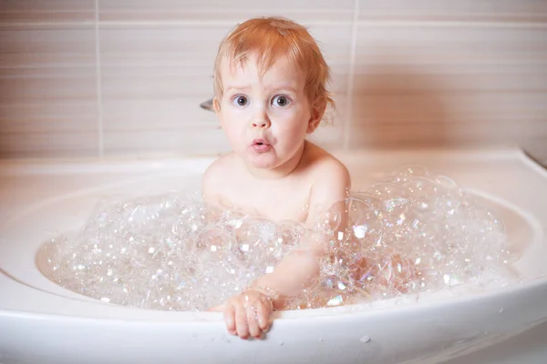 Criança Engraçada Brincando Com Água Espuma Banheiro Pequeno Menino Banhos — Fotografia de Stock